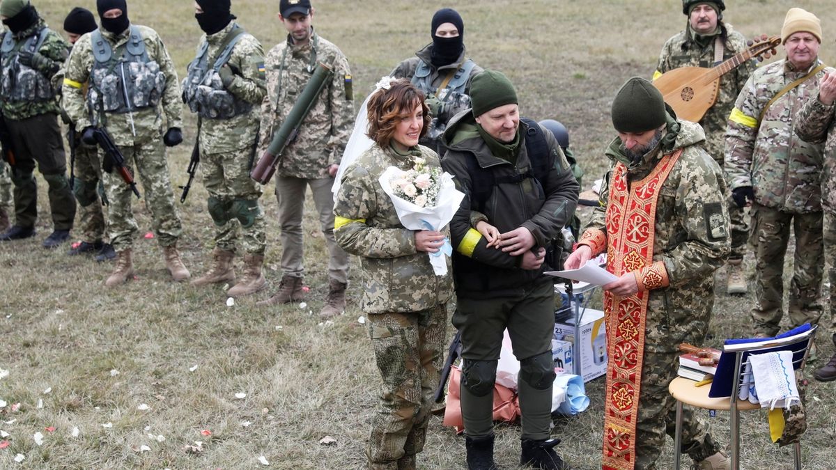 Svatba v maskáčích. V Kyjevě se stali manželi voják s vojákyní